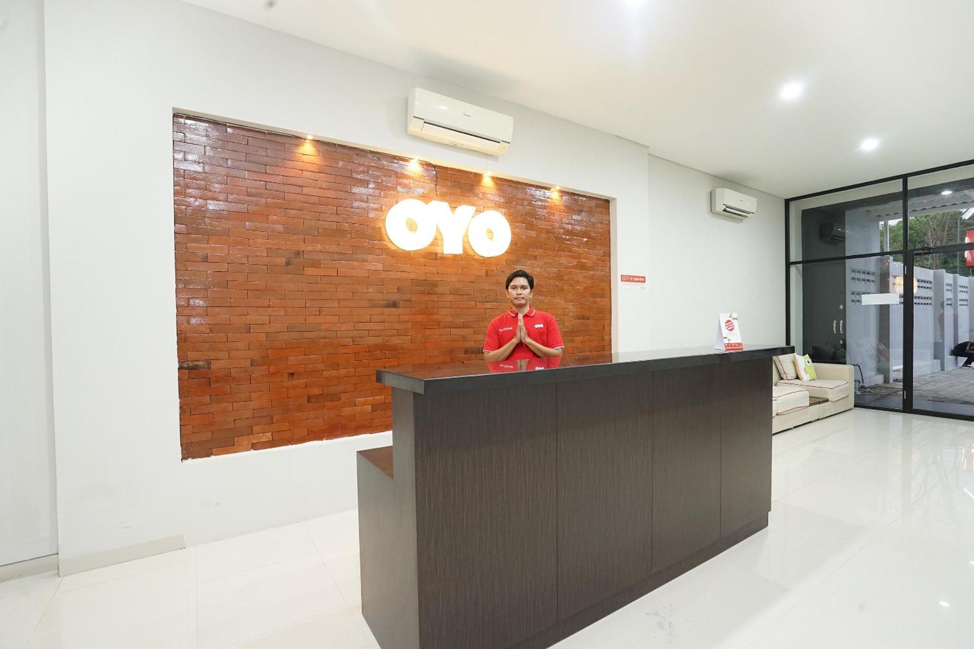 ホテル Oyo 449 ザ コリンズ Keputih エクステリア 写真