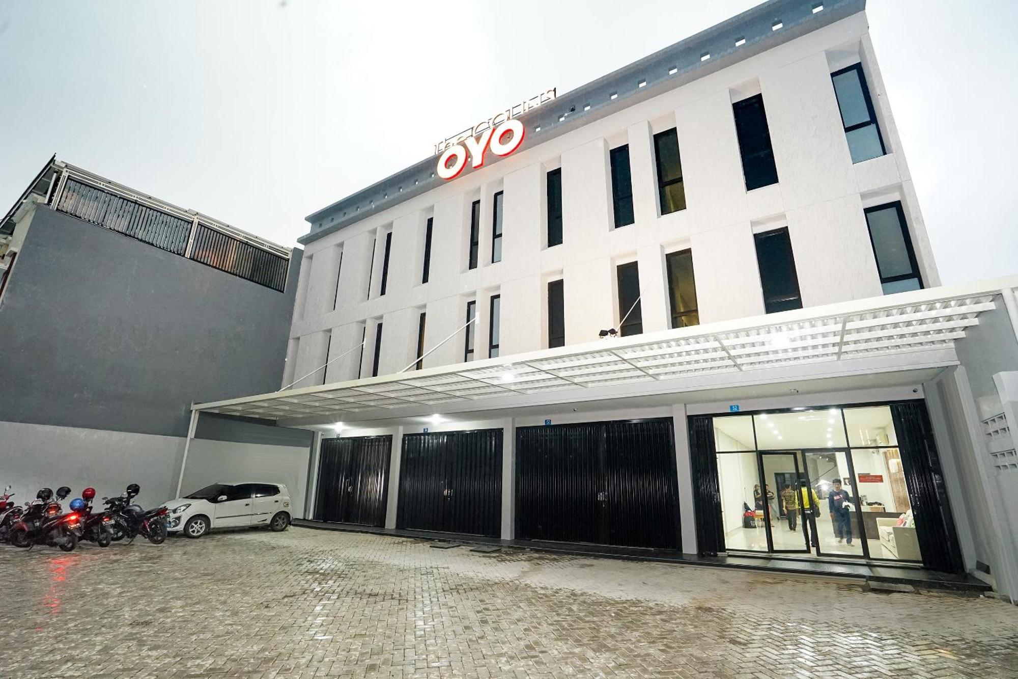 ホテル Oyo 449 ザ コリンズ Keputih エクステリア 写真