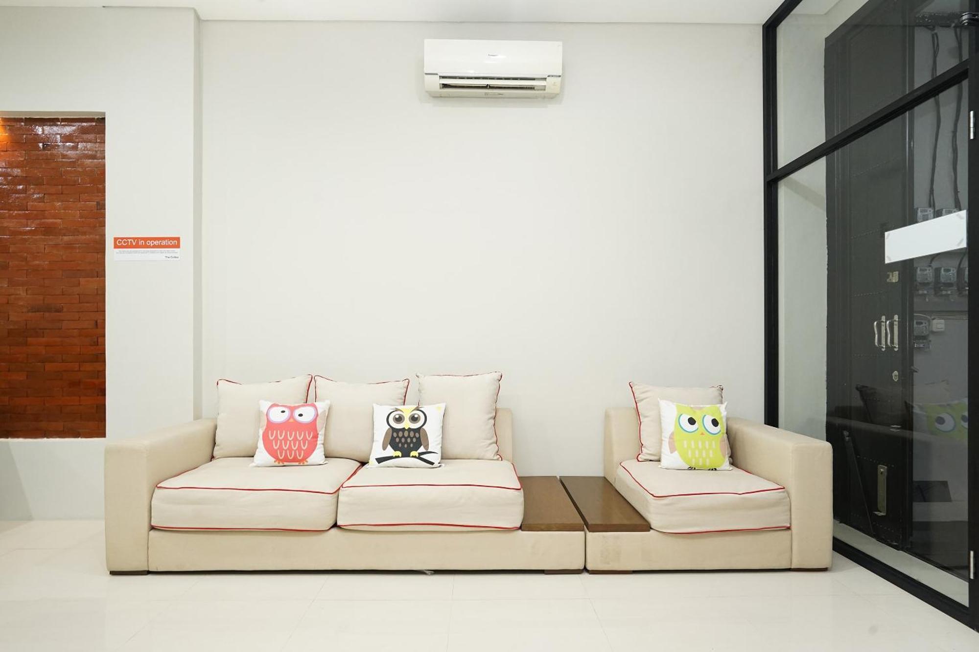 ホテル Oyo 449 ザ コリンズ Keputih エクステリア 写真